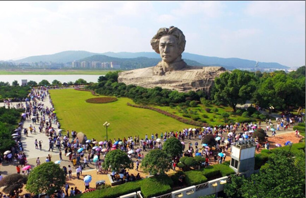 Increasing Tourists Flock to Changsha Orange Isle