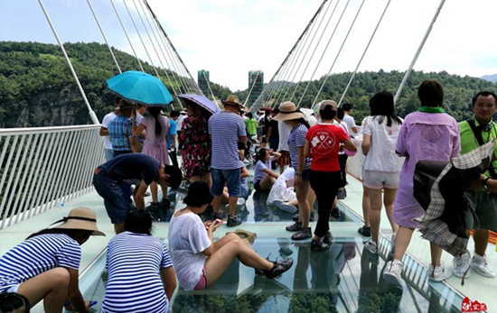 ZJJ Glass Bridge received 75,300 tourists During Golden Week