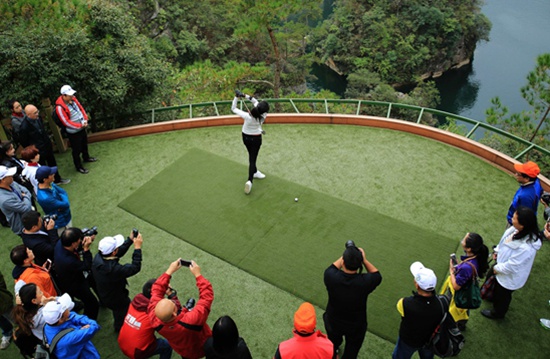 Zhangjiajie Baofeng lake scenic area to experience golf