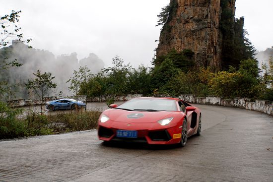 22 “Local tyrant” Carsgo through Zhangjiajie Big Forest
