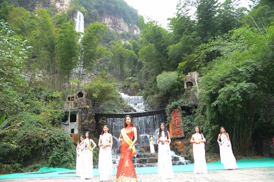 World leisure beauty in Zhangjiajie Baofeng lake