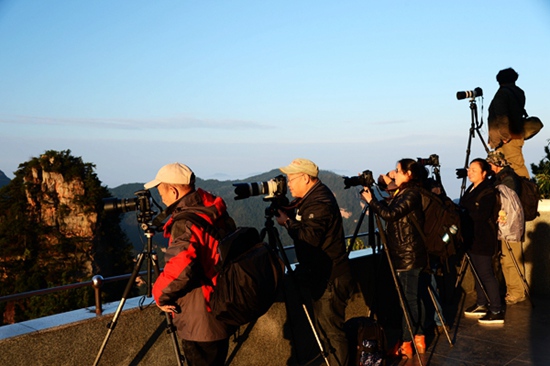 Hundreds of photographers waited for Huangshi village’s cloud after the Rain