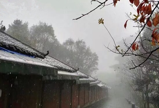 Zhangjiajie Wulingyuan lowered the first snow this winter