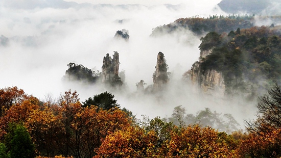 Zhangjiajie Tianzi mountain shows suspended scenery in rainy winter