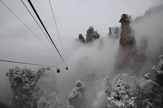 Zhangjiajie spring snow shows in Tianzi mountain