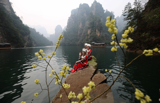 Beautiful voice on Zhangjiajie Baofeng lake