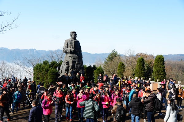 Thousands of tourists visit Wulingyuan