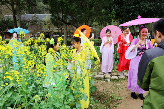 Zhangjiajie Huanglong spring scenery welcomes visitors