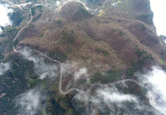 Zhangjiajie Tianzi mountain:”Jade belt tourism-road” shows in the clouds