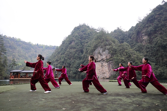 Spring Scenery on Tomb-sweeping day, Taiji shows in Baofeng Lake