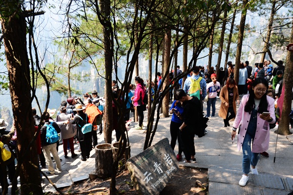 A lot of visitors in Helong Park on Tomb-sweeping Festival