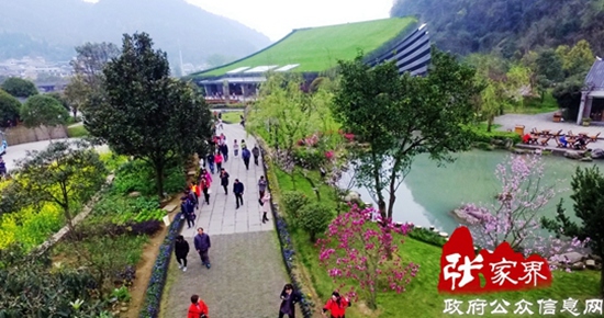 Constant visitors come to Huanglong Hole on Tomb-sweeping Day