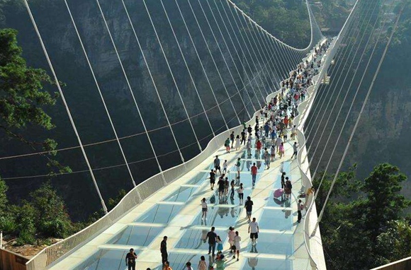 Zhangjiajie glass bridge guidance advice during peak season