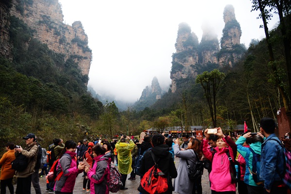 Orderly tourism during Zhangjaijie Spring Flood