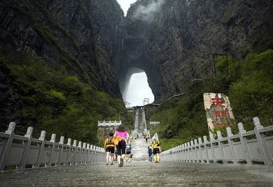 International Orienteering Race Kicks off in Tianmen Mountain