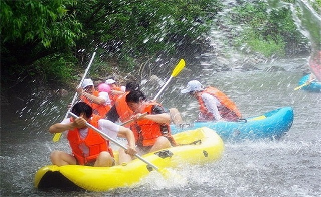 Rafting in Xinhua