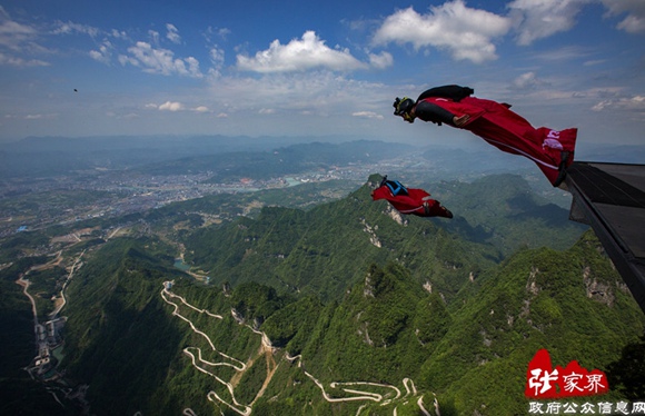 Japanese Jiubao Anhong Wing-man Challenges Tianmen Mountain