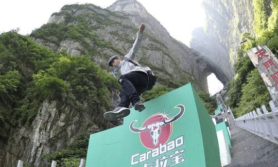 International Traceurs Compete in Tianmen Mountain