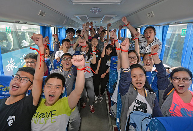 Students Cheer up for National College Entrance Exam 2017