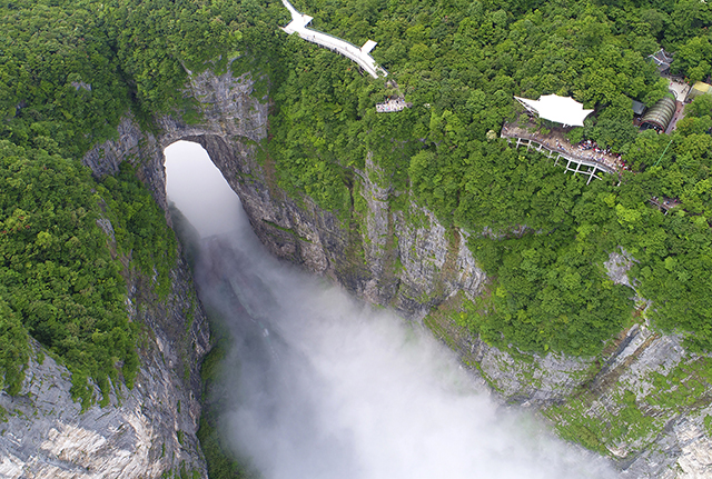 Amazing Cloud Scenery Seen in Tianmen Mountain