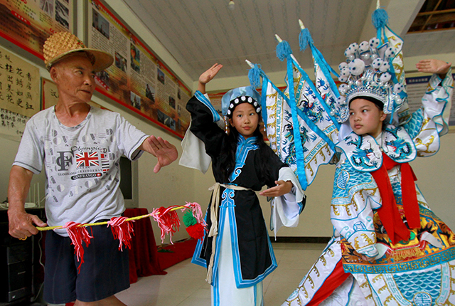 Huan Han Opera Promoted in Xiangxi