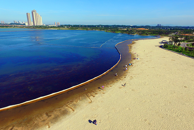 China’s Largest Artificial Lake Beach Opens in Changsha
