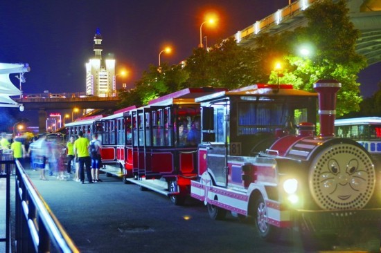 Changsha Orange Isle Scenic Area Closes at 10:00PM