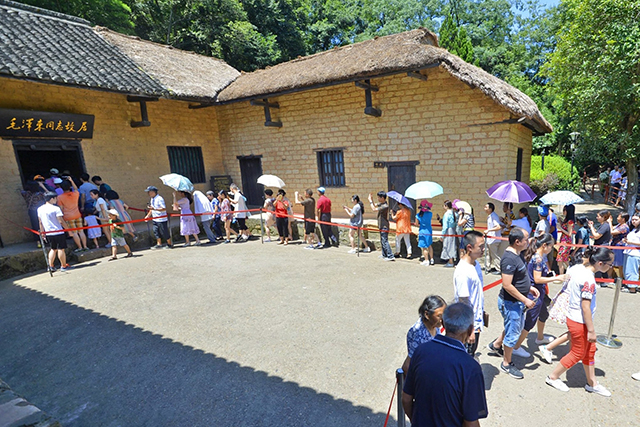 Tourists Throng Chairman Mao’s Hometown in Summer