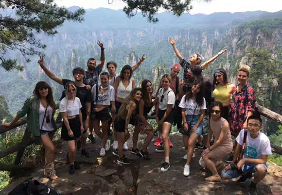 Spanish network celebrity indulge in singing in Zhangjiajie mountain