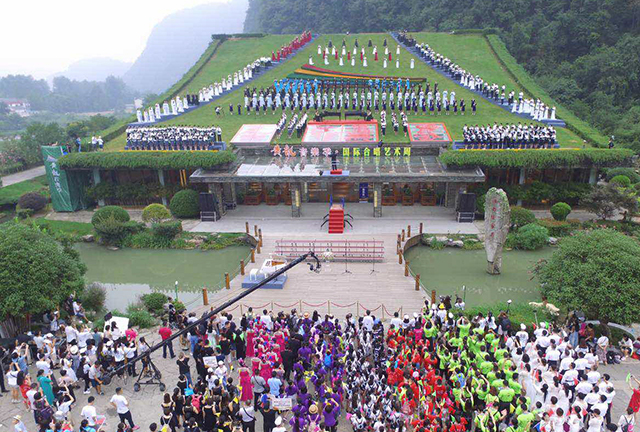 Zhangjiajie &quot;Roof Concert&quot; Staged at Huanglong Cave Scenic Area