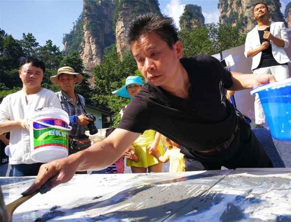 Li Junsheng Creates Gravel Painting of Zhangjiajie Landscape