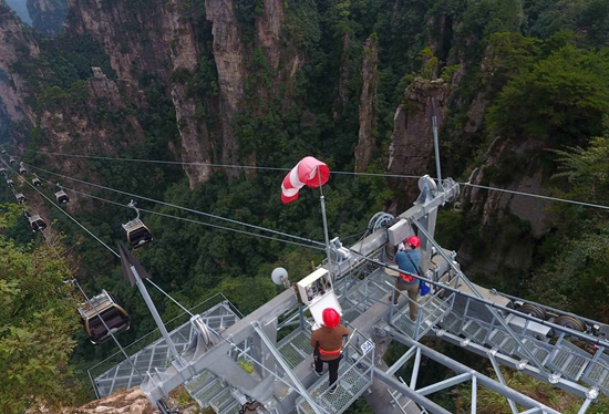 Zhangjiajie Security Inspections Ensure Safe Golden Week Holiday