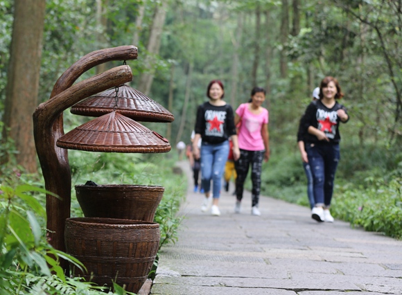 Zhangjiajie "Art Trash" presented in the core scenic spot