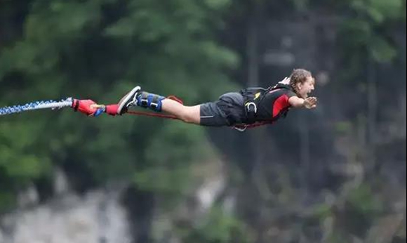 The world's best master challenges ultimate bungee jumping in Zhangjiajie