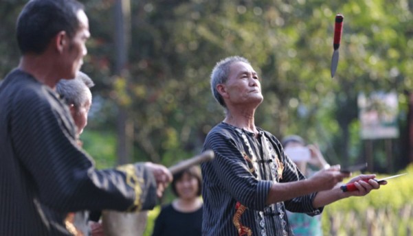 Tourists Amazed by Intangible Cultural Heritage Performances in Zhangjiajie
