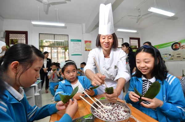 Students Learn to Make Zongzi Ahead of Duanwu Festival
