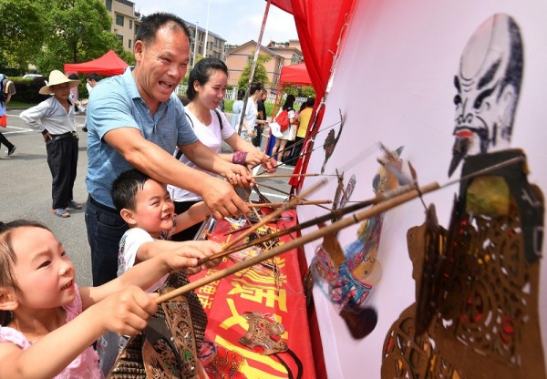 Children Savor Traditional Duanwu Culture