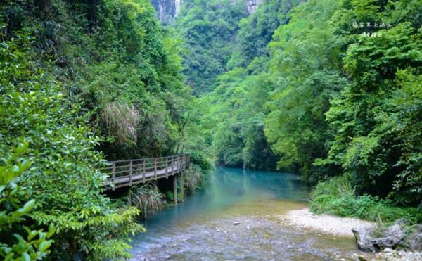 What is the hot-season for visiting Zhangjiajie?