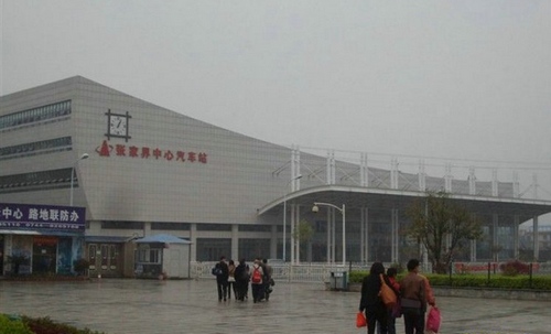 What type of public transportation is there between Zhangjiajie to Pheonix town?