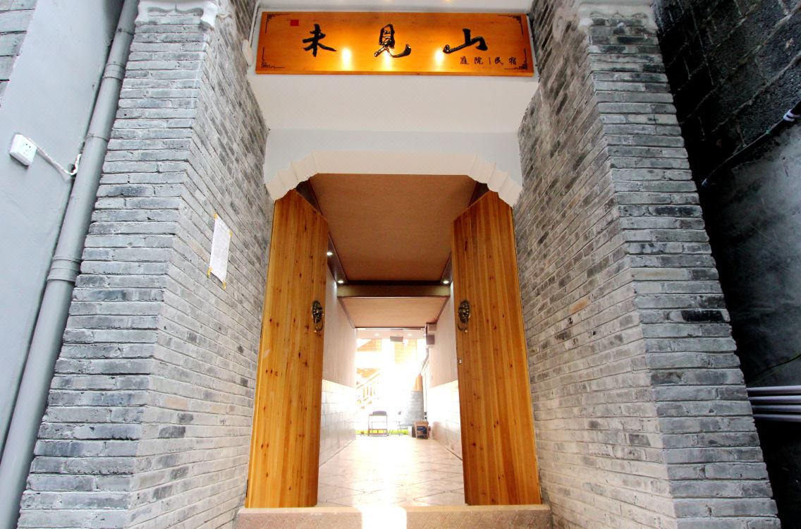 Fenghuang Weijianshan Courtyard Inn