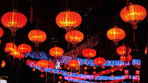Why did most of Chinese lanterns use red color?