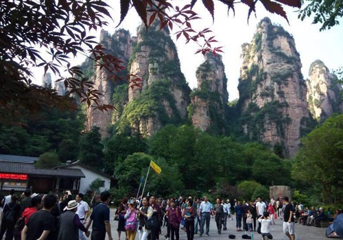 How long does it take to visit main attractions in Zhangjiajie?