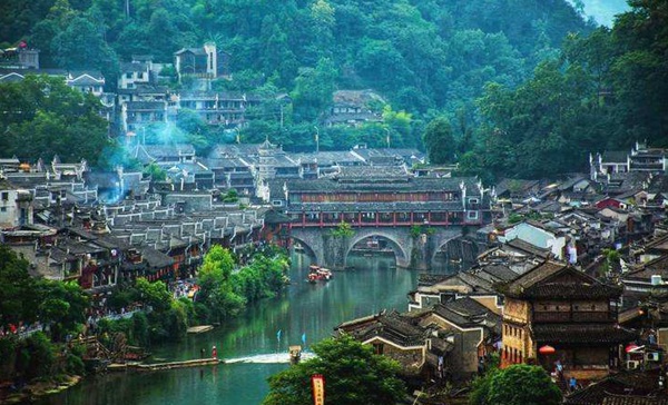 Can you provide us with the Russian-speaking guide in Zhangjiajie?