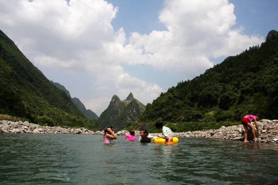 Weekend adventure along the Xianren Stream of Zhangjiajie