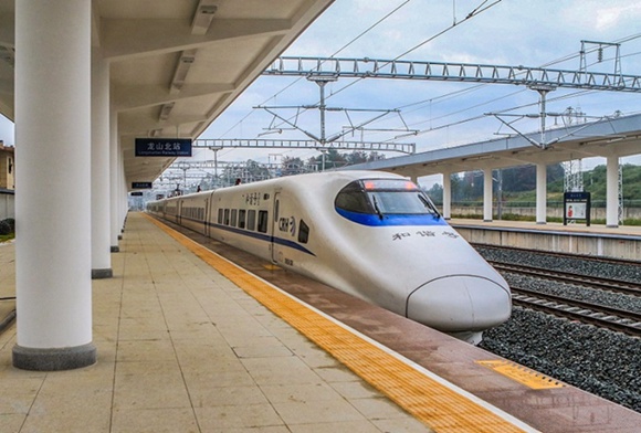 How many kilometers from Changsha to Zhangjiajie?