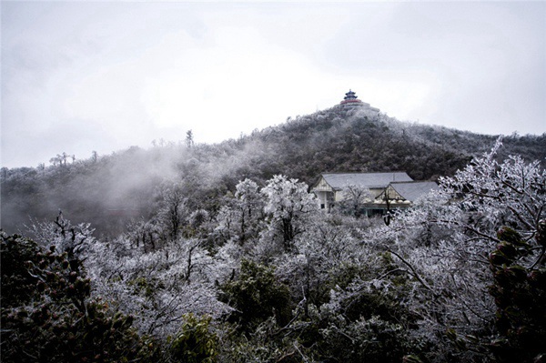 Zhangjiajie Tianmen Mountain becomes icy wonderland