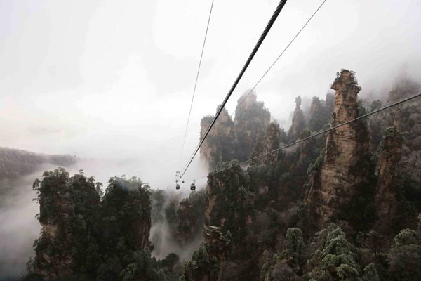 Clouds, rime create winter wonderland in Zhangjiajie