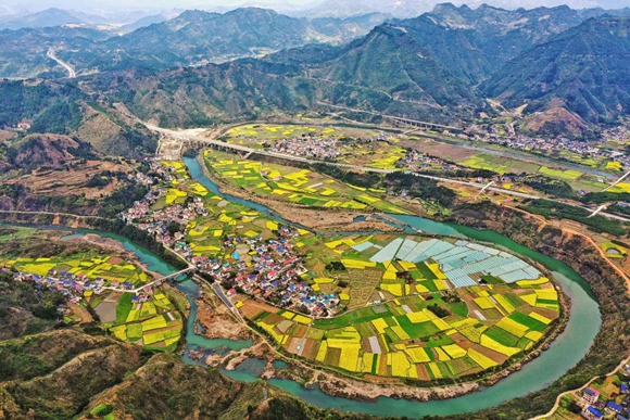 Zhangjiajie spring scene brims with vitality