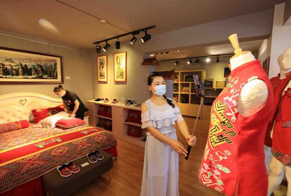 E-commerce revitalizes traditional brocade business in Zhangjiajie