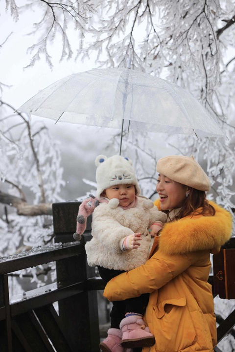 Winter tip toes into Zhangjiajie national forest park